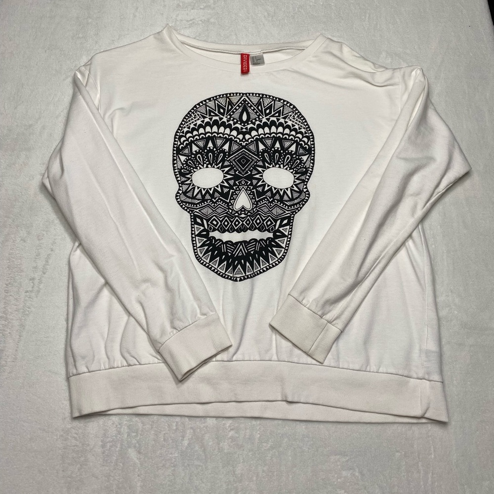 H&M Long Sleeve White Tee with Black Sugar Skull Size Small Women